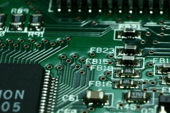Jakie testy jakości przechodzą płytki PCB przed wysyłką do klienta