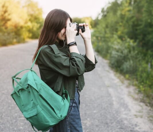 Z plecakiem i aparatem: Jak zadbać o zasilanie sprzętu podczas długiej wyprawy z dala od cywilizacji